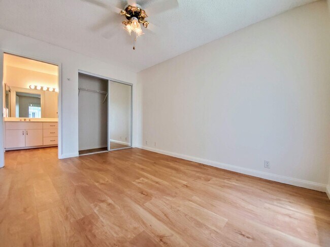 Building Photo - For Rent | 1 bedroom, 1 bath upstairs corner unit located in Sun Rise with 1 assigned parking stall