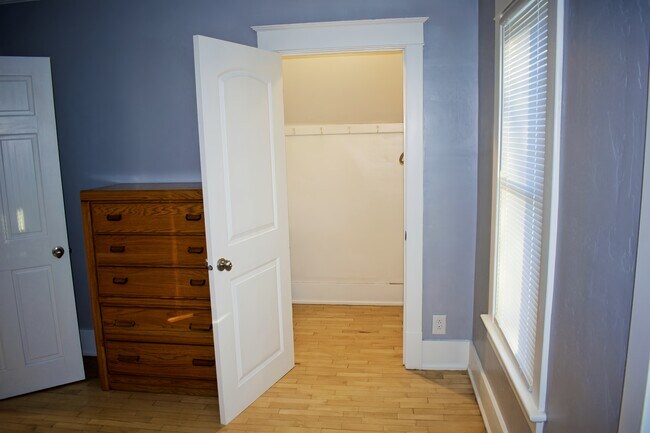 Building Photo - 838 E Washington St