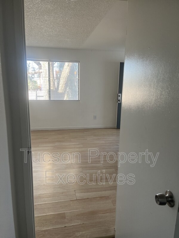 Building Photo - 3810 E Monte Vista Dr