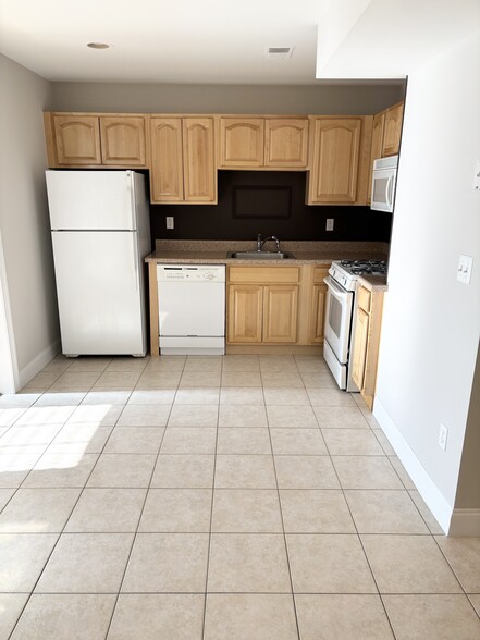 Kitchen - 554 Bloomfield Ave