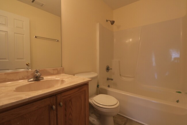 Building Photo - 5 BD + 3.5 Bath Bright & Beautiful Colonia...