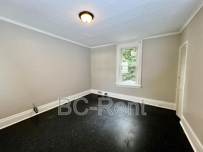 Building Photo - 1124 4th Ave