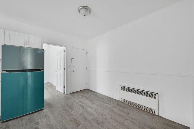 Building Photo - 33 E 42nd St