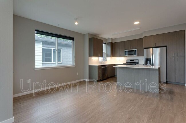 Building Photo - 3563 N Gantenbein Ave