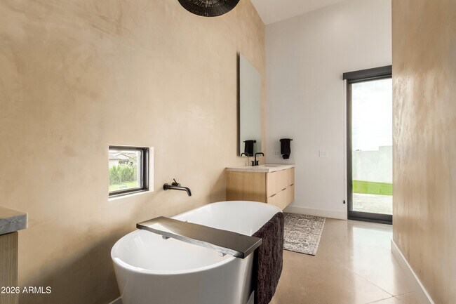 Building Photo - 4905 E White Gates Dr