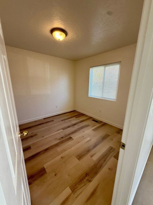 Building Photo - 3 bed 1 bath duplex