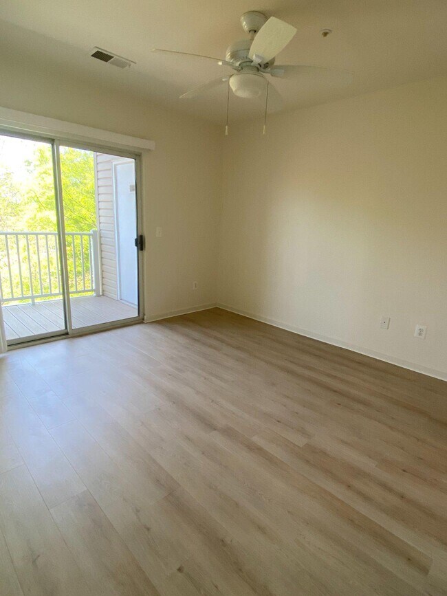 Building Photo - 7000 Falls Reach Dr