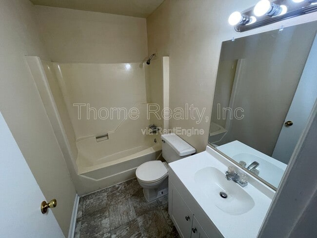 Building Photo - 406 Dowd St