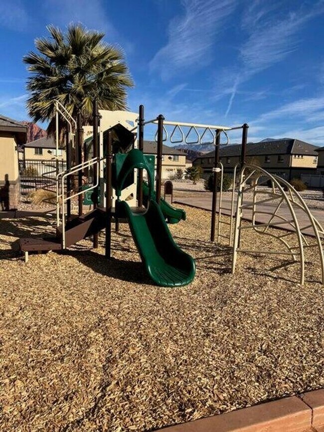 Building Photo - 3 Bedroom Townhome in Santa Clara