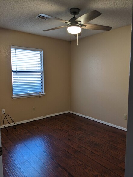 Building Photo - 712 Swan Lake Rd