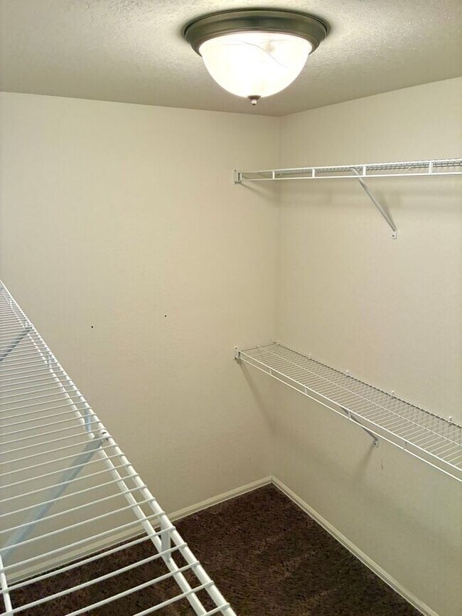 Building Photo - Beautiful 4 Bedroom Two-Story Home in Windsor!