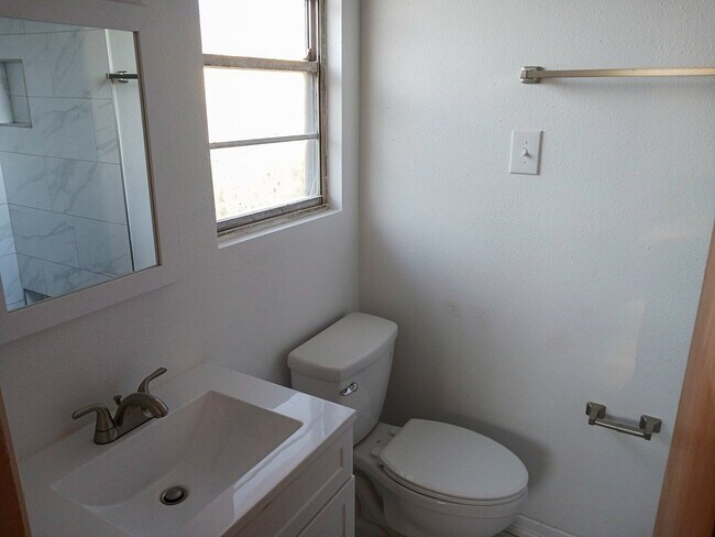 Building Photo - 1208 E 56th St