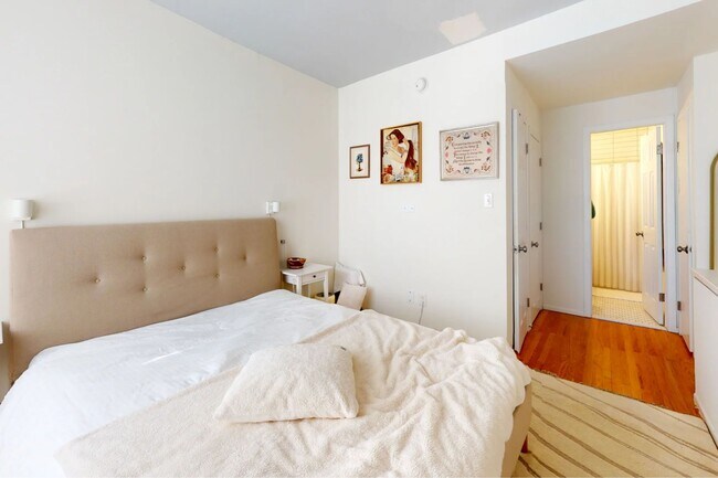 Building Photo - 319 S 10th St