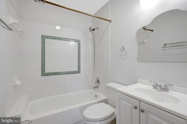 Building Photo - 2031 Hillside Dr