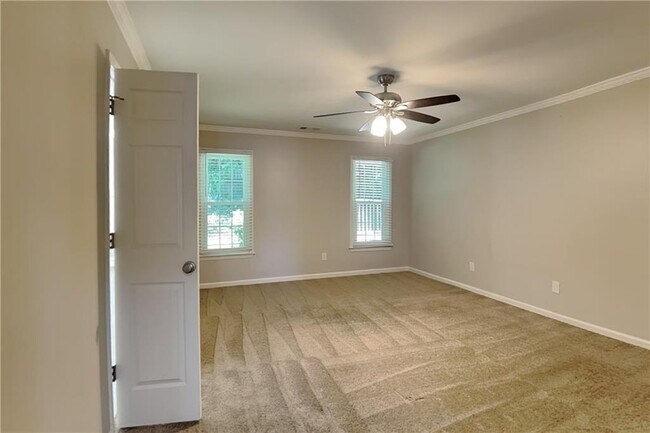 Building Photo - 5025 Oak Hollow Dr NW