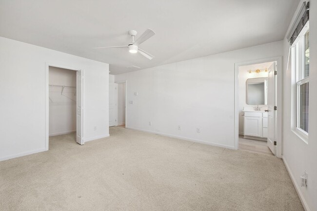Building Photo - Light and bright 4 bed/ 2,5 bath with fenced back yard and practical glamour!