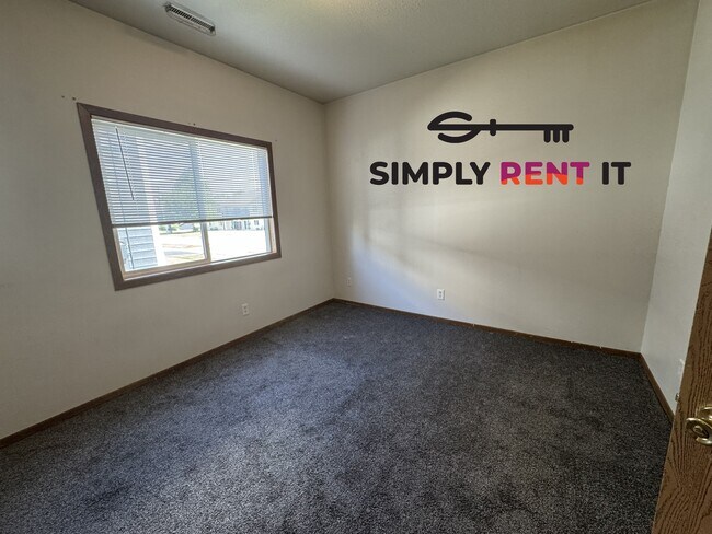 Building Photo - 3 Bedroom 2 Bathroom with Internet!