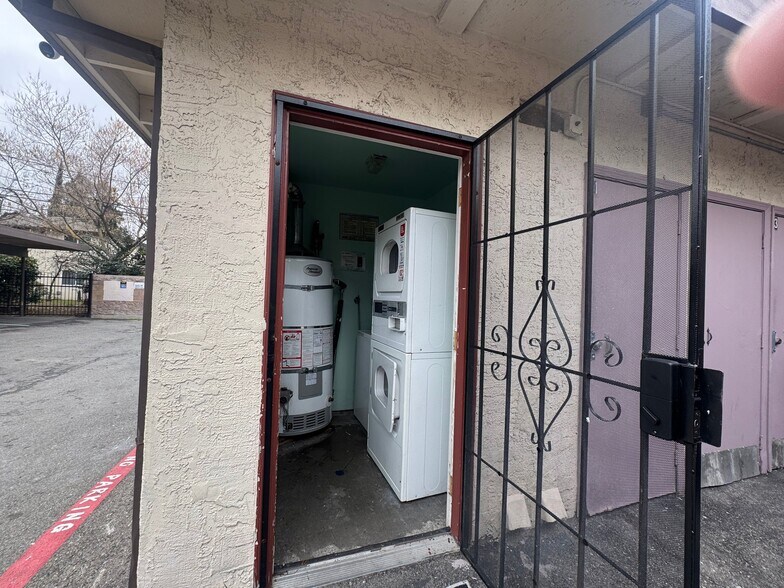 Building Photo - 721-721 Menker Ave