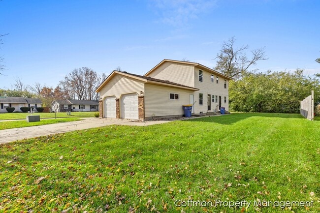 Building Photo - 2511-2513 Ridgefield Dr NE