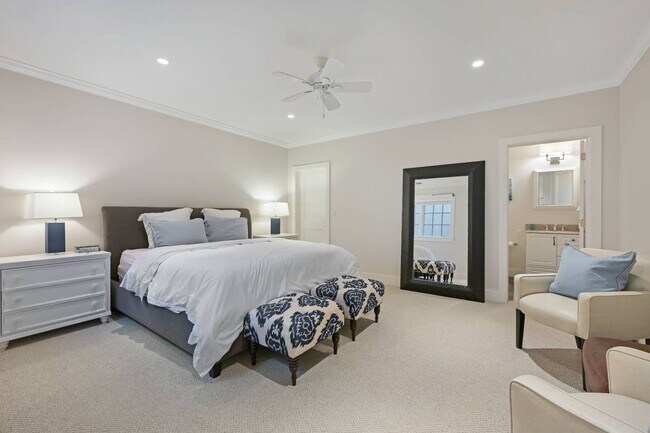 Building Photo - 121 Post Ln