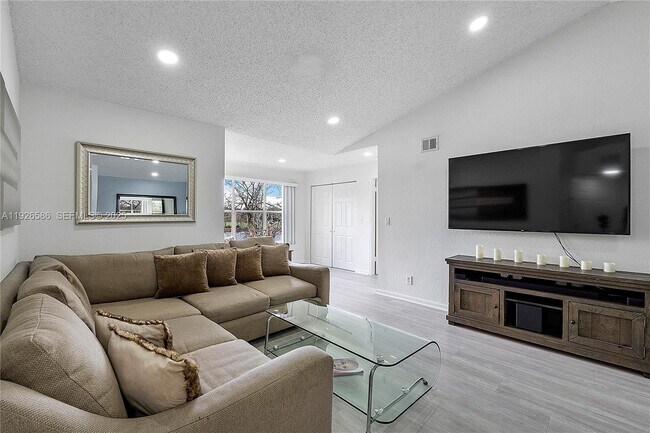 Building Photo - 12430 Vista Isles Dr