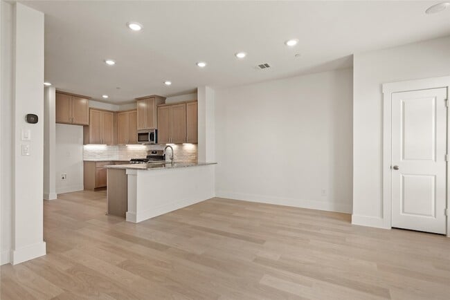 Building Photo - 9613 Dahlia Blvd