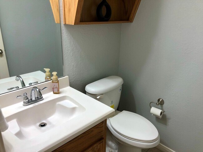 Building Photo - 3BR/3BA House Near Campus