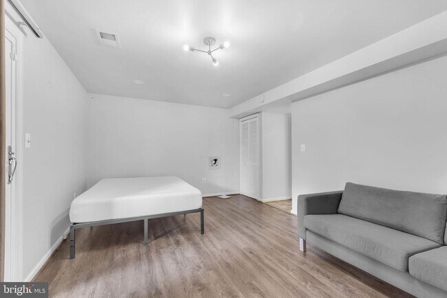 Building Photo - 7113 Latour Ct