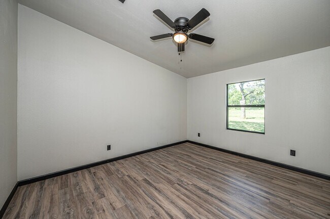 Building Photo - 4 Bedroom 2 Bath