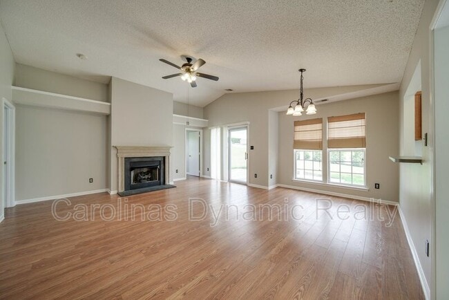 Building Photo - 120 Lantana Dr