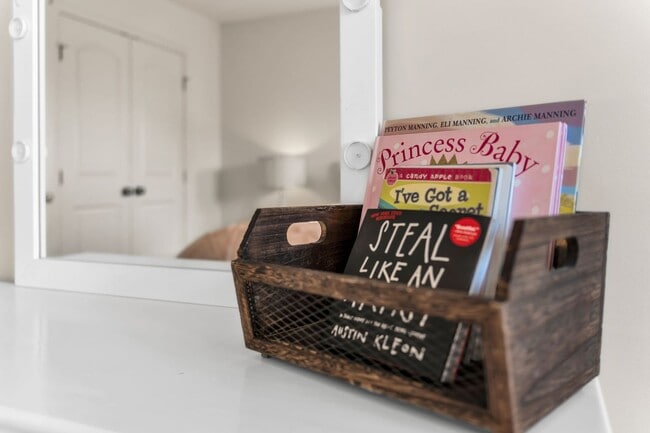 Building Photo - Luxury 4/BR, 2.5 bath townhouse