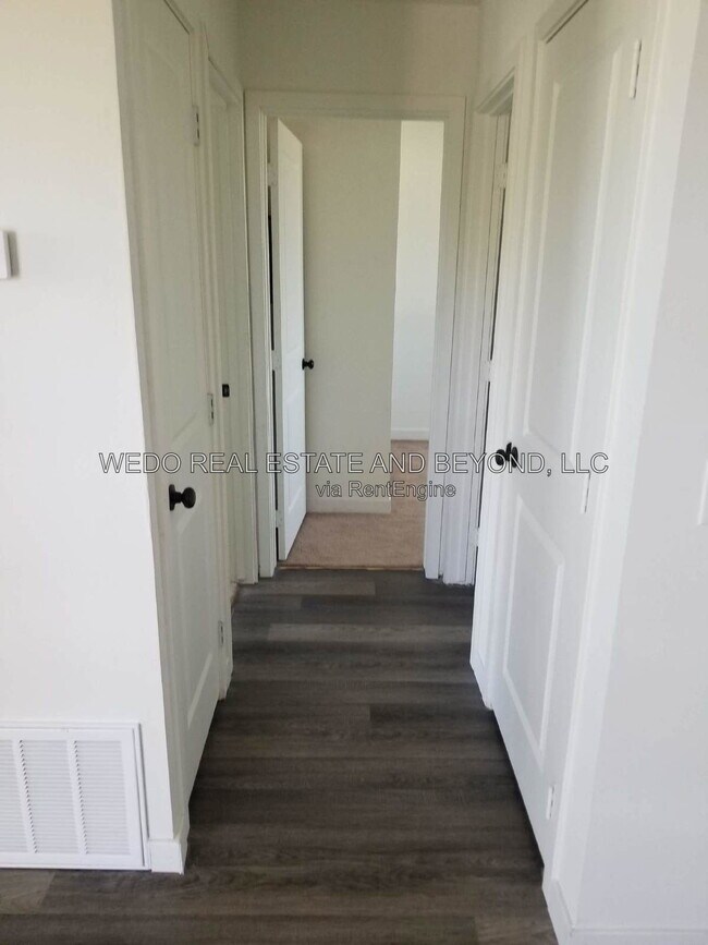 Building Photo - 813 E Siesta Dr