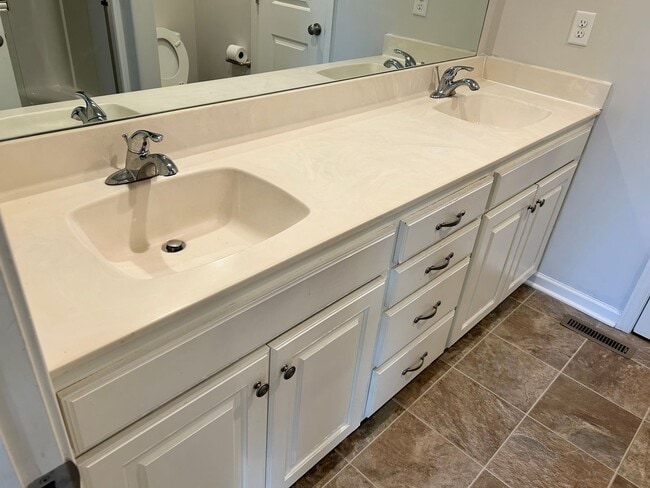 Building Photo - 3 Bed | 2.5 Bath | 2 Car Garage Townhome in Grain Valley