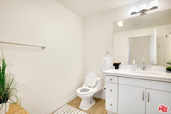 Building Photo - 7100 Playa Vista Dr