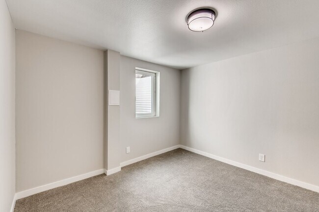 Building Photo - 3 Bedroom 2 Bathroom Denver Home with Bonu...