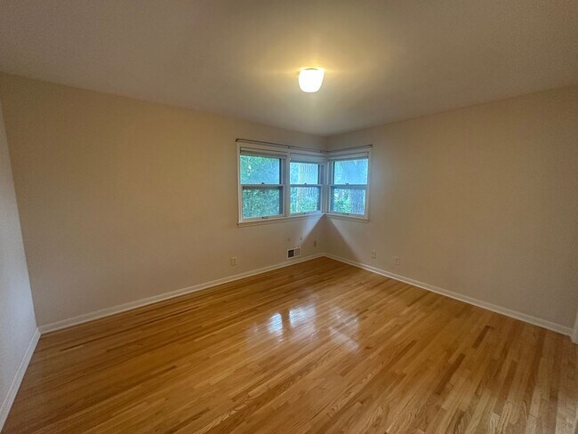 Building Photo - Luxury Living on Summit Ave! – Spacious 3B...