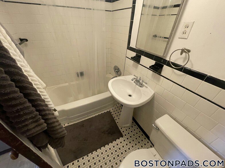 Building Photo - 922 Beacon St