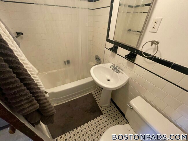 Building Photo - 922 Beacon St