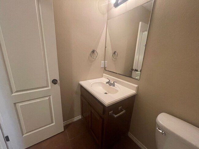 Building Photo - | 3BR/2.5BA Townhome | 18' Ceilings | Granite | Garage | Lawn Care Incl | Benbrook TX 76116