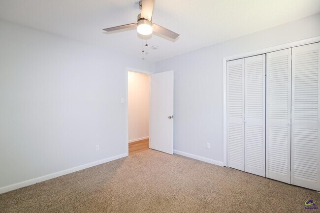 Building Photo - 205 Lake Placid Dr