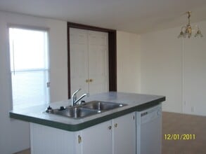 Building Photo - 3 bedroom, 2 bath, large bonus room, large covered porch, mobile home