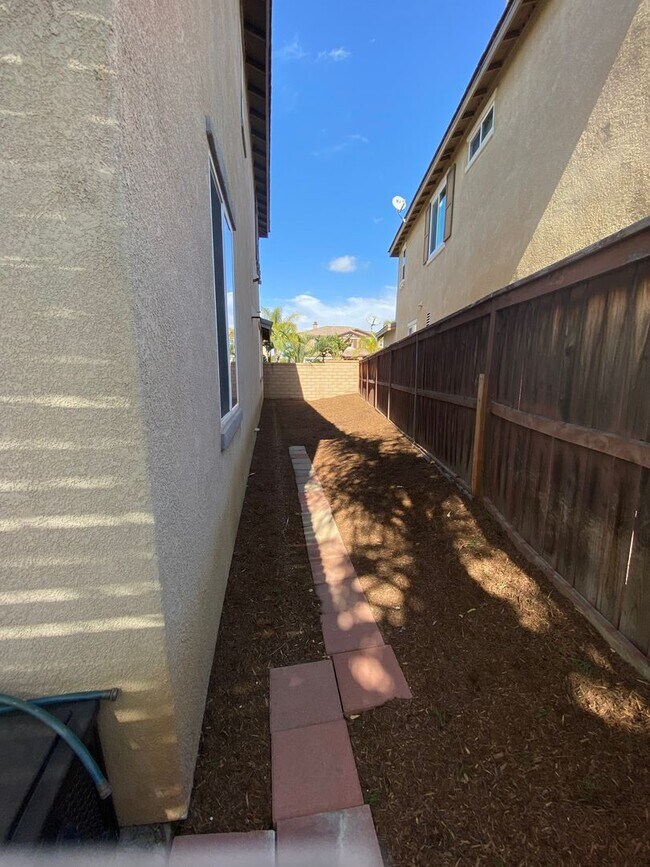 Building Photo - Beautiful 5 Bedroom Home in Murrieta Available!
