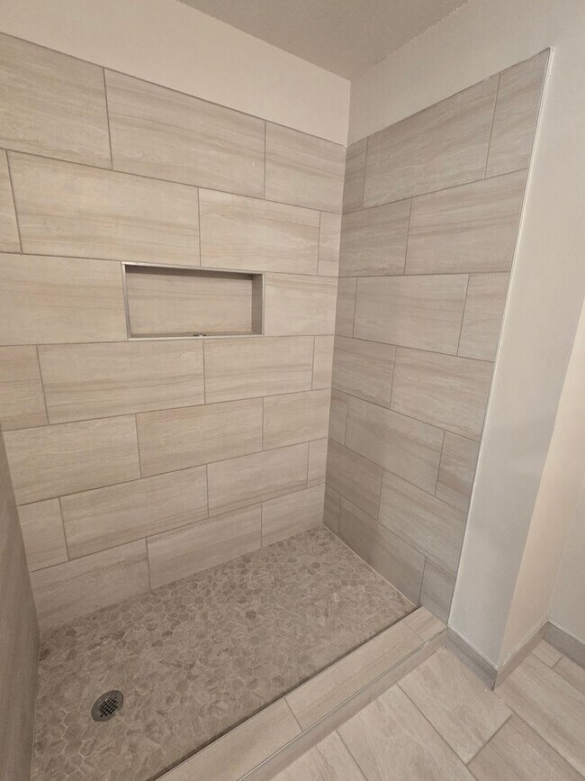 Building Photo - 3 Bedroom / 2 Bath House - Milton
