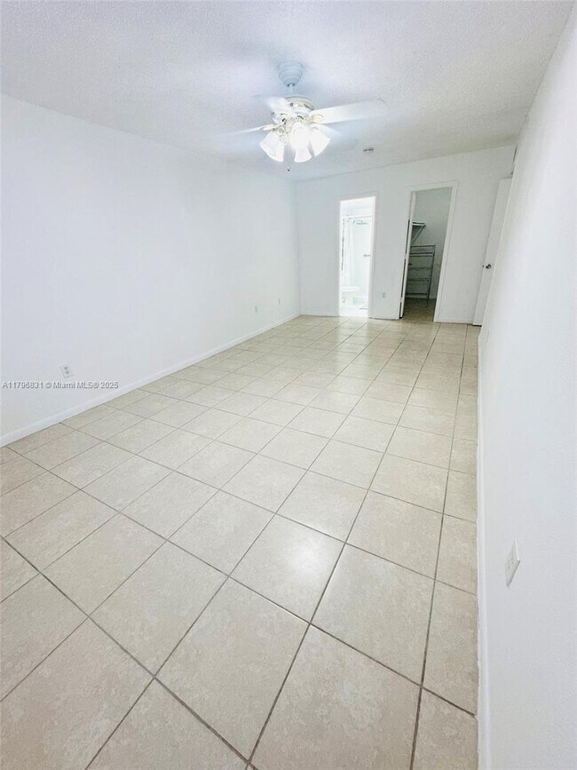 Building Photo - 9350 Fontainebleau Blvd