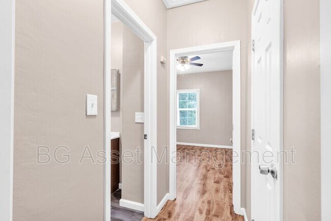 Building Photo - 709 York St