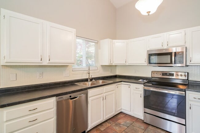 Building Photo - 6726 Oak Lake Dr