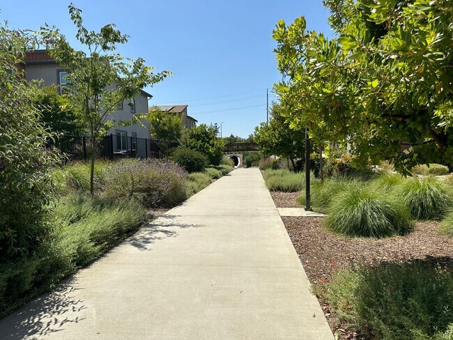 Building Photo - Charming 3 Bed / 2.5 Bath Home with Modern Upgrades