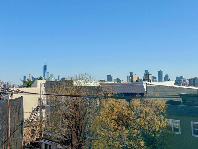 Building Photo - 118 Bowers St