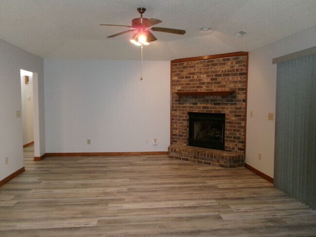 Building Photo - Spacious 3 bedroom home in the Forestbrook...