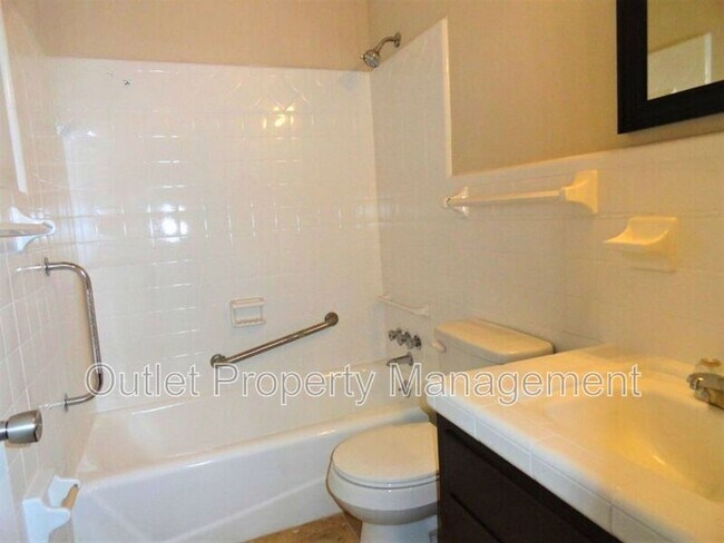 Building Photo - 610 S Lake Formosa Dr